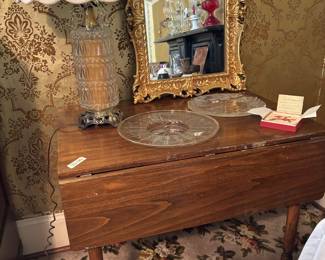 Drop leaf table, vintage lamp