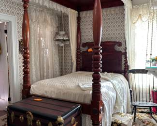 Fantastic 4 Post Bed with linens   Steamer trunk