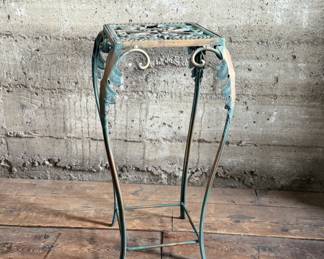 This lot features a vintage verdigris metal plant stand in good condition that measures, 25” H x 12.5” W x 12.5” D.
