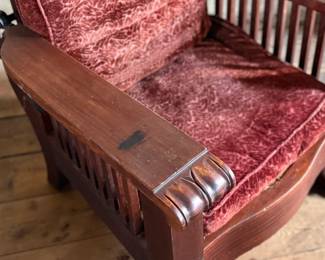 This lot features a stunning antique Morris chair with an adjustable back, removable cushions, and a spindle design on the sides with carved paw feet. This chair measures, 39” H x 31” W x 30.5” D.
