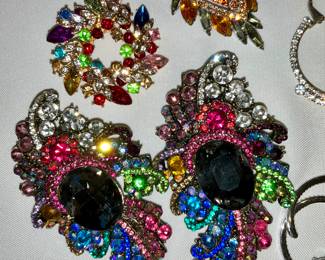 breaches, Women's, costume jewelry, custom, hand crafted, accessories 