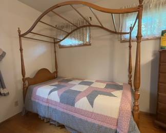 Beautiful Children’s solid maple canopy bedroom set!  What little girl does not dream of a canopy bed!!!