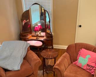 Queen bedroom sure make up mirror
Chairs