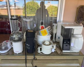 Lots of kitchen appliances