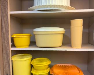 Many pieces of Tupperware