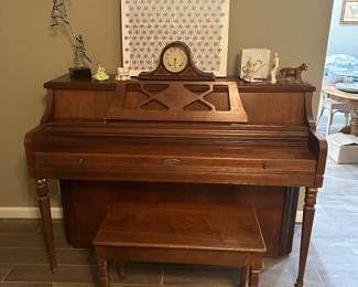BEAUTIFUL VINTAGE ORGAN WITH BENCH, SHEET MUSIC , ARTWORK, DECOR 