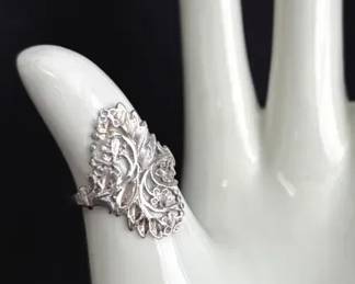 14K White Gold Ladies Floral Pattern Ring Size 7 / 2.35g