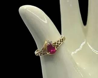 10K Yellow Gold , Pear Shape Ruby Ladies Ring Size 7 * 1.65g Total Weight