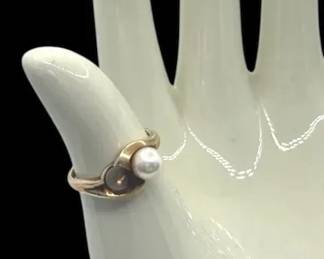 10K Yellow Gold / Pearl Ladies Ring Size 7 , Total Weight 2.75g