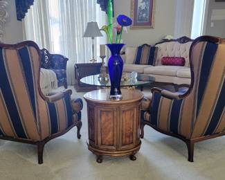 CLASSIC TIMELESS BEAUTY IN THIS LIVING ROOM WITH NOTHING BUT QUALITY AND COMFORT!