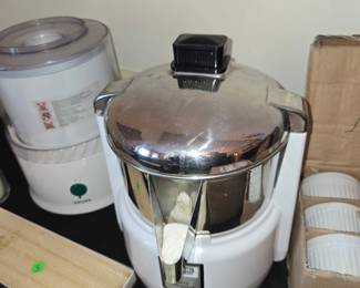 Waring Commercial Juice Extractor
