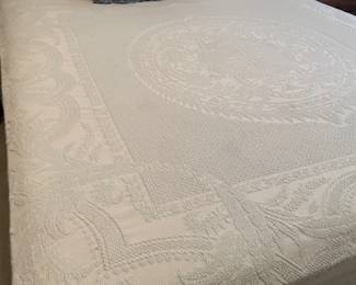 QUALITY LINENS  GUEST ROOM  BED ALL QUALITY AND IN LOVELY CONDITION 