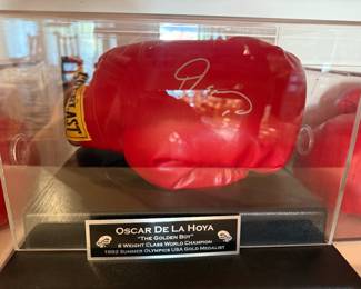 OSCAR DE LA HOYA SIGNED GLOVE - LUV!