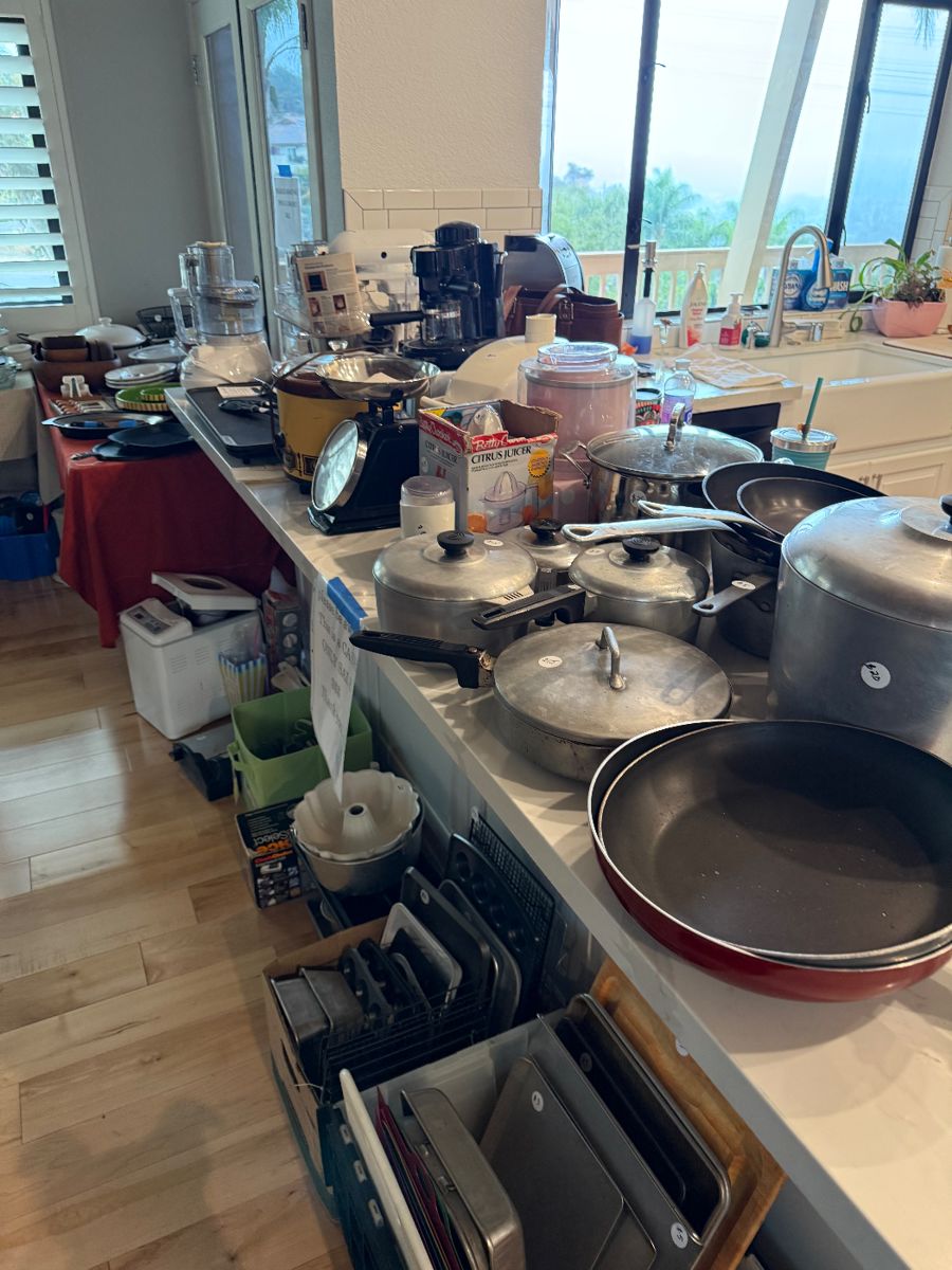 Kitchen appliances, cookware, bakeware