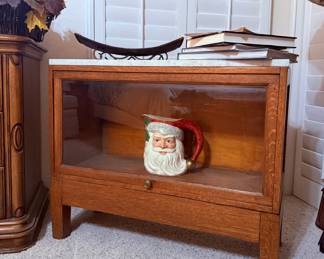 Locking wood display cabinet