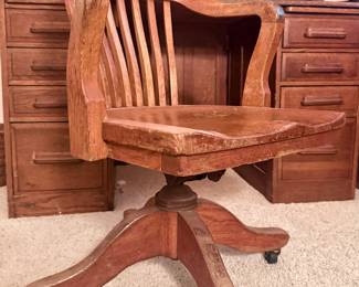 Swivelling and rolling wood office chair