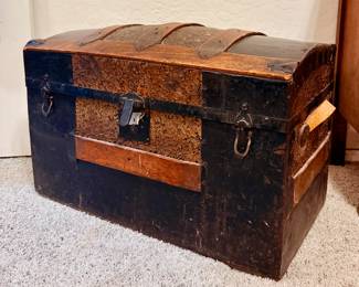 Vintage latching chest