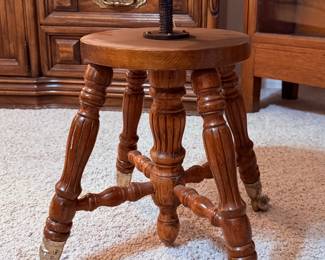 Swivelling wood stool