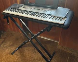 Yamaha YPt-260 Portable keyboard with stand.