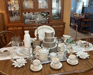 Dining room set with table and 3 leaves and six chairs