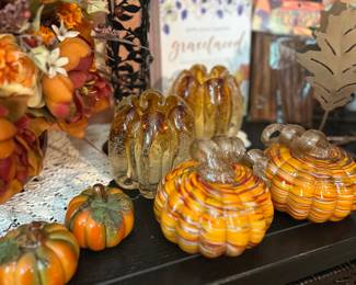 Blown glass fall
Black and wicker dresser