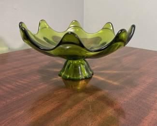 Beautiful mid-century modern green glass bowl with organic ruffled edges and a solid base. Retro style ideal for centerpieces or decorative display.