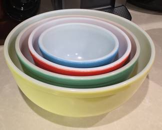Pyrex primary bowl set