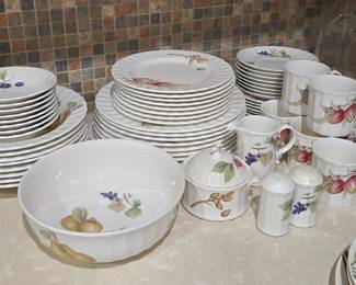 Mikasa Maxima Dish Set