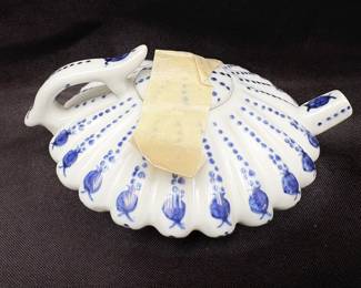 Vintage Chinese Blue White Porcelain Decorative Flat Teapot Aladini Lotus Shape