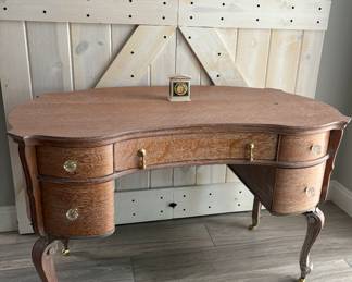 Beautiful Kidney Shaped Vanity with Crystal Knobs! With Rollers!