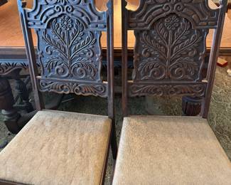 Vintage solid wood dinning table w 6 chairs 