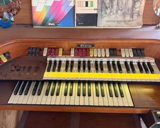 Beautiful Vintage Thomas electric organ