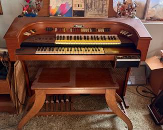 Beautiful Vintage Thomas electric organ