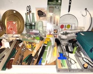 Variety of kitchen items.