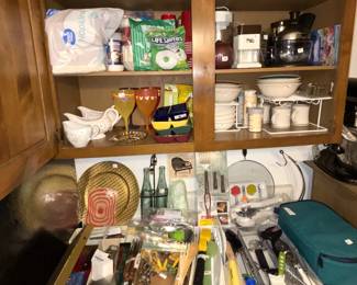 Variety of kitchen items.