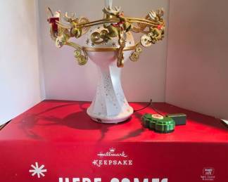 2014 Hallmark Here Comes Santa Claus! Tree Topper with remote