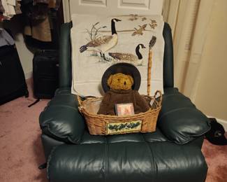 Big green puffy leather recliner like new condition