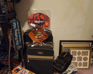 Black & Decker THE MOUSE Whole New Breed of Hand Sander & Polisher w/Accessories
Nice Navy and tan luggage