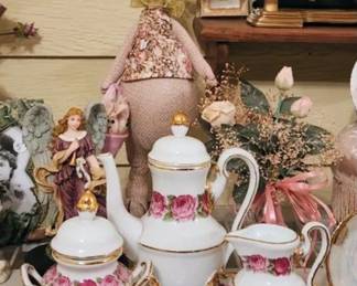 Beautiful porcelain tea set 7 pieces coffee/ tea pot , pink cabbage roses, vintage home interior candle holder wall,