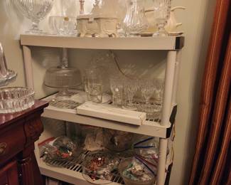 Pedestal cake plate with globe