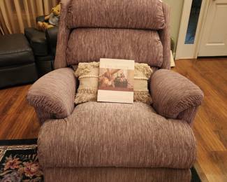 Fantastic recliner by Tahoe very plush with wide flared arms new like new