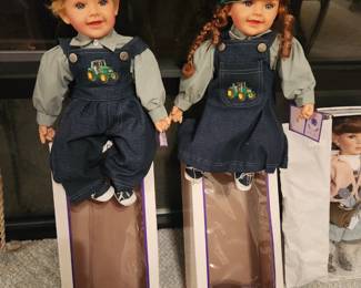 SET OF 2 JOHN DEERE VINYL DOLLS N.I.B "OWEN & JUDY
2007