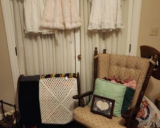 Very nice pedestal rocker heavy well made with thick soft cushion