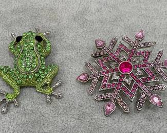 2 VINTAGE RHINESTONE BROOCHES -PINK RHINESTONE SNOWFLAKE BROOCH & SPARKLING GREEN FROG BROOCH/PIN WITH BLACK CRYSTAL LIKE EYES - FROG ALSO HAS LOOP TO BE WORN AS A NECKLACE IF PREFERRED