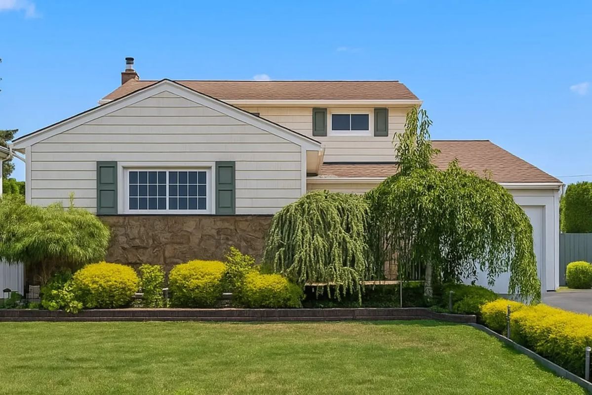 HICKSVILLE ESTATE HOME