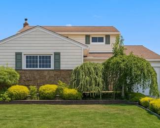 HICKSVILLE ESTATE HOME