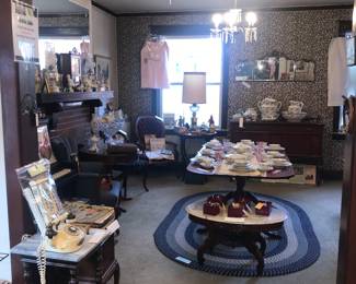 Items Located In The 4912 A Dining Room