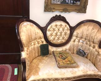 Items Located In The 4912 A Unit Living Room