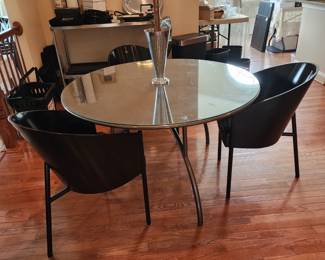 Philippe Starck Design Tippy Jackson Table for Aleph & Cortes Set of 3 black chairs for Driade