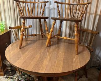 Dining Table with 4 chairs and leafs
